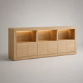 Credenza buffet in MDF impiallacciato rovere naturale con 6 ante, 3 vani illuminati e ripiani in vetro, 240 × 45 × 110 cm