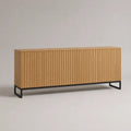 Credenza buffet a 4 ante in legno con frontali scanalati e base in metallo nero, 180 x 40 x 80 cm, rovere naturale