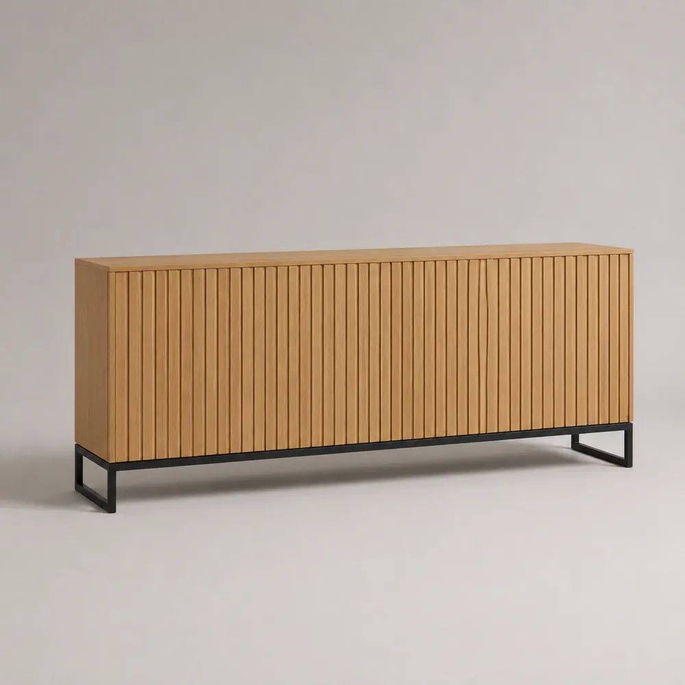 Credenza buffet a 4 ante in legno con frontali scanalati e base in metallo nero, 180 x 40 x 80 cm, rovere naturale